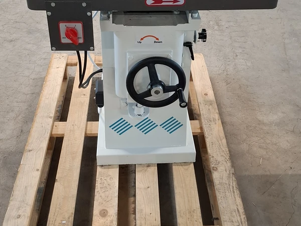 Profesionalus 45° nuožulnus pjovimas iki 2,2 kW galios||Stabilus stalas 640×580 mm pramoniniam darbui||15 t?kst. aps./min velenas — švarus pjovimo kraštas||Reguliuojamas aukštis iki 120 mm — universalus apdirbimas||760 Eur su PVM — kompaktiškas ir galingas sprendimas||Svoris 150 kg — tvirtumas ir patikimumas gamybai