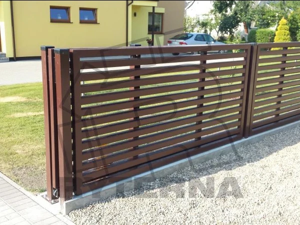 Metalinės tvoros pigiai su montavimu Lietuvoje||Polisadinės tvoros cinkuotos ir dažytos milteliniu būdu||Stumdomi ir varstomi vartai su surinkiamais pamatais||Įvairūs tvorų modeliai pagal jūsų išmatavimus||Tvorų montavimas visoje Lietuvoje už patrauklią kainą