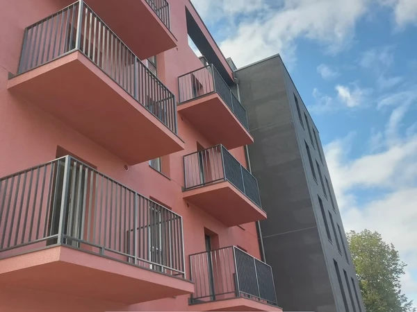 Individualūs lauko laiptai ir turėklai iš metalo