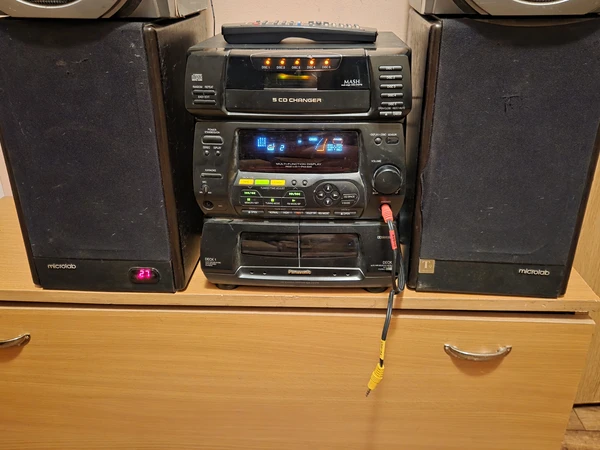 Muzikinis centras su CD ir kaset?mis