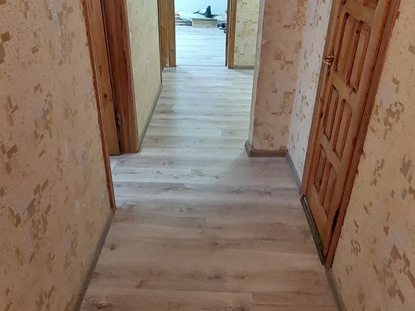 Nuomojamas atnaujintas 3 kamb. butas Šilainiuose||Tvarkingas 60 kv. m butas V?trung?s g.||Naujas laminatas ir atnaujinti kambariai||3 kambariai su nauju virtuv?s komplektu||Svetain? 18 kv. m – idealus plotas||Nauja sienin? spinta ir sand?liukas||Pasi?lymas: jaukus butas Šilainiuose||Moderniai ?rengtas butas su patogumais