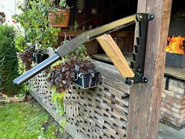 Rankinė malkų skaldyklė ant sienos – saugi ir tvirta