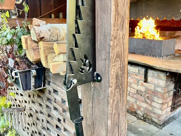 Rankinė malkų skaldyklė ant sienos – saugi ir tvirta
