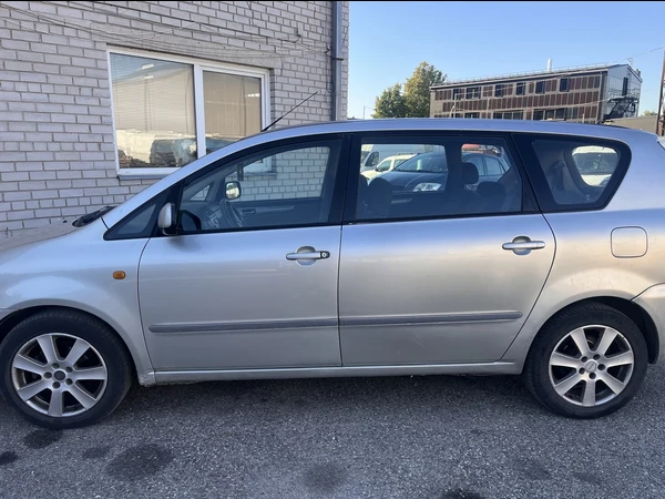 Toyota Avensis Verso 7 vietų su defektu