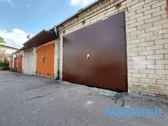 Metaliniai, atveriami garažo vartai. 