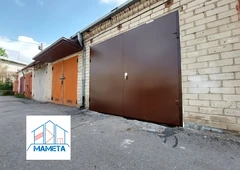 Metaliniai, atveriami garažo vartai. 