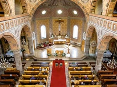 RAUDONŲ KILIMŲ NUOMA
