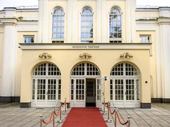 RAUDONŲ KILIMŲ NUOMA