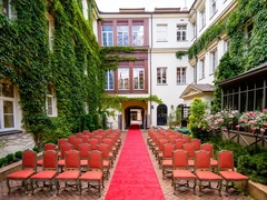 Iškilmingi kilimai bažnyčiai ar restoranui