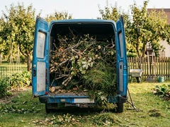 Vežame statybines bei buitines šiukšles. Transporto paslaugos. 